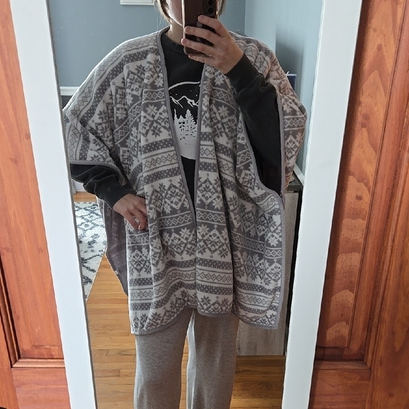 Cozy Gray Patterned Vest - Picture 5 of 6